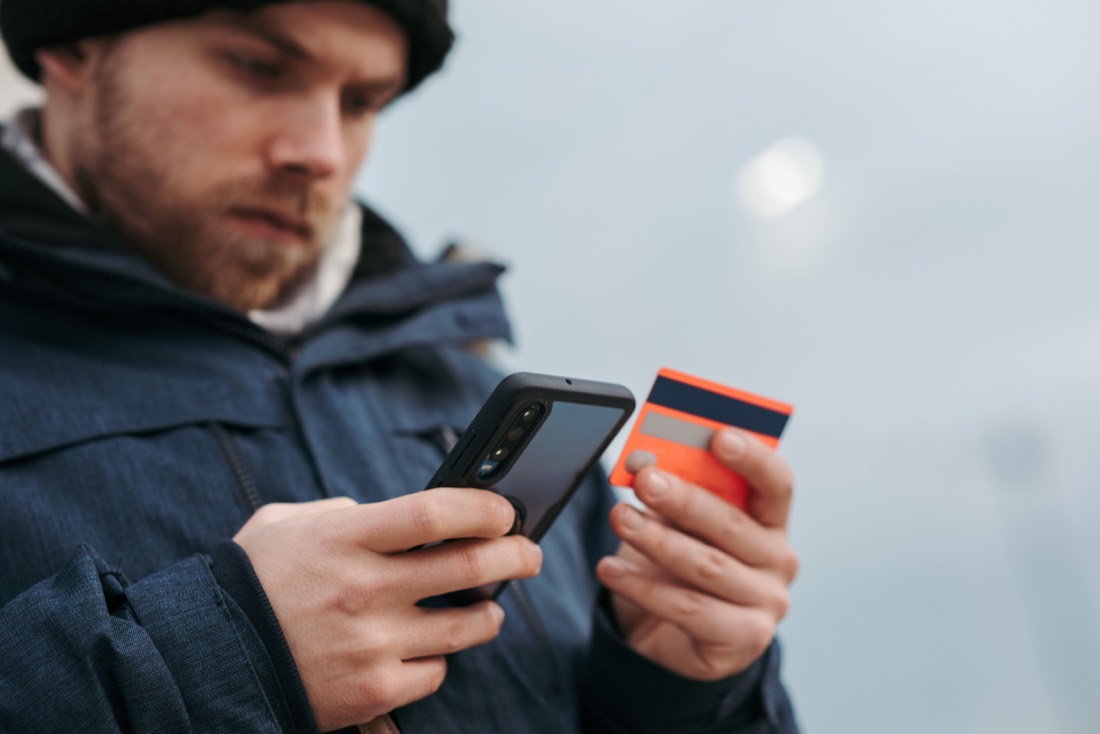 Client qui paie un achat en ligne sur son téléphone