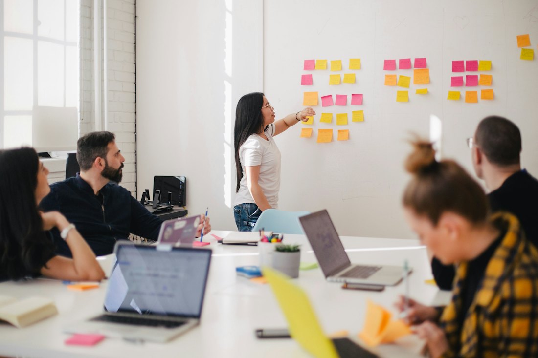 Atelier de travail en équipe devant un mur de notes