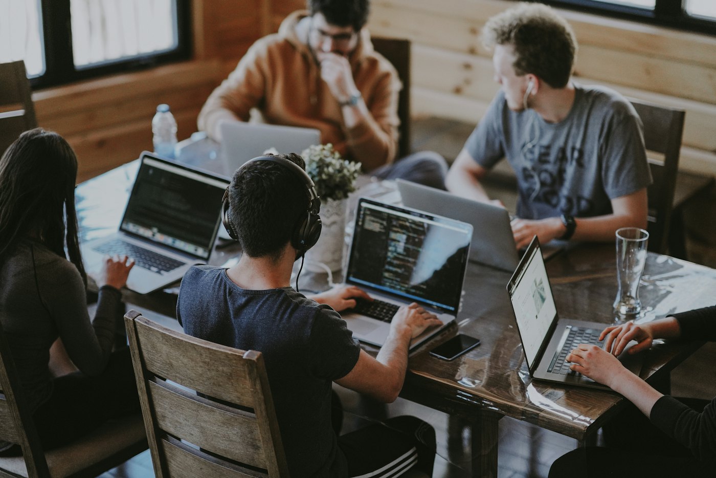 Une équipe au travail autour de ses ordinateurs